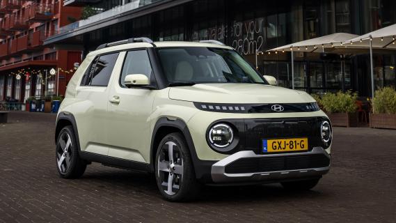 Hyundai Inster Evolve geel (2025) zijkant rechts voor