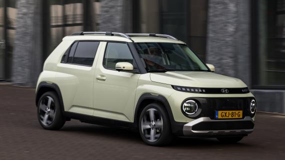 Hyundai Inster Evolve geel (2025) zijkant rechts voor rijdend