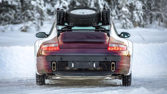 Kalmar RS-7 Porsche 911 Carrera restomod (997) (2025) achterzijde in sneeuw