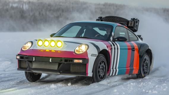 Kalmar RS-7 Porsche 911 Carrera restomod (997) (2025) zijkant linksvoor schuin driftend door sneeuw lampen aan