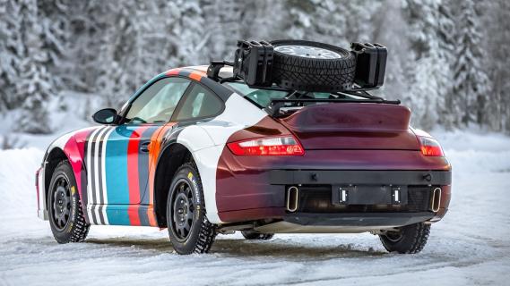 Kalmar RS-7 Porsche 911 Carrera restomod (997) (2025) zijkant links schuin stilstaand in sneeuw voor bomen