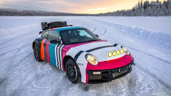 Kalmar RS-7 Porsche 911 Carrera restomod (997) (2025) zijkant rechts schuin voor stilstaand in sneeuw lampen aan hoog