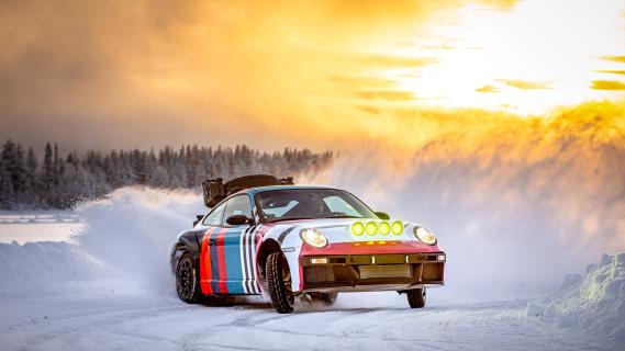 Kalmar RS-7 Porsche 911 Carrera restomod (997) (2025) zijkant rechts schuin voor stilstaand in sneeuw lampen aan driftend