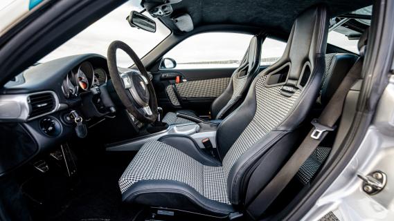 Kalmar RS-7 Porsche 911 Carrera restomod (997) (2025) interieur met Recaro Sports CS-stoelen en Pepitabekleding zijkant links