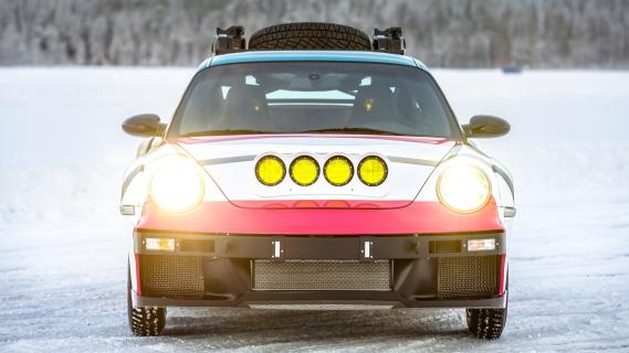 Kalmar RS-7 Porsche 911 Carrera restomod (997) (2025) voorzijde in sneeuw stilstaand