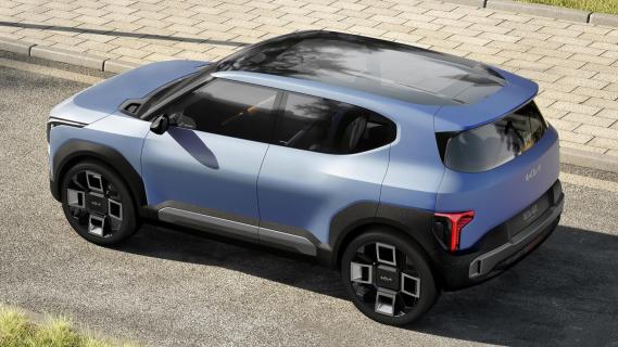 Kia EV2 Concept (2025) lichtblauw link achter zijkant hoog