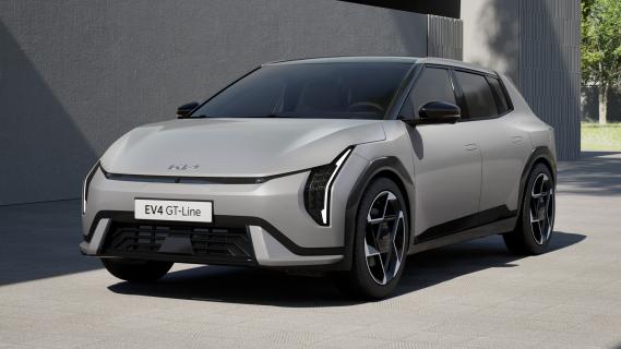 Kia EV4 GT-Line grijs zijkant linksvoor schuin