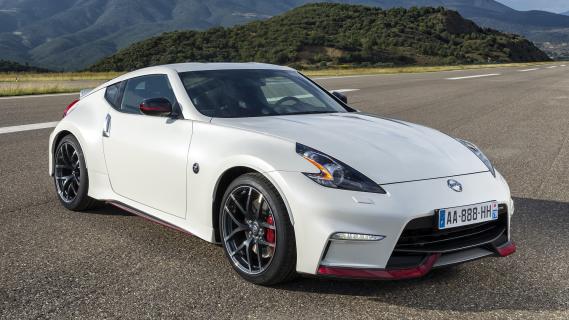 Nissan 370Z Nismo (Z34) wit (2014) zijkant recht schuin voor