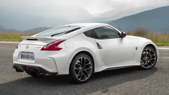 Nissan 370Z Nismo (Z34) wit (2014) zijkant recht schuin achter