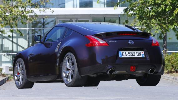 Nissan 370Z (Z34) paars (2010) zijkant links achter schuin