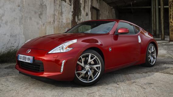 Nissan 370Z (Z34) rood (2013) zijkant links schuin voor