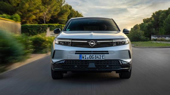 Opel Grandland Plug-In Hybrid GS-Line grijs (2025) voorzijde rijdend op weg