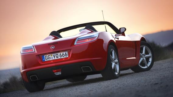 Opel GT rood (2007) zijkant schuin achter dak omlaag