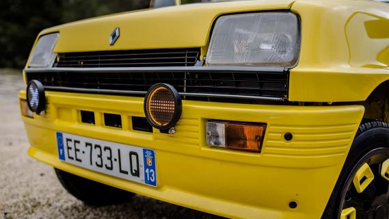 Incar Renault 5 elektromod geel rood voorzijde detail