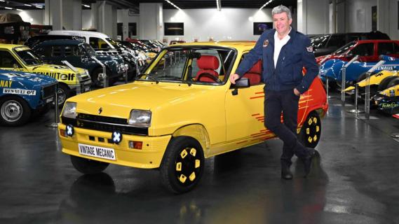 Incar Renault 5 elektromod zijkant voor schuin binnen met een meneer ernaast