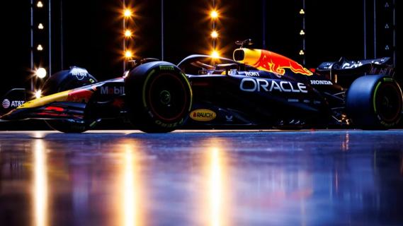 Red Bull RB21 (2025) zijkant links voor schuin hoog