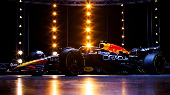 Red Bull RB21 (2025) zijkant links voor schuin