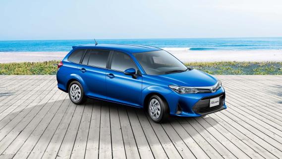 Toyota Corolla Fielder blauw zijkant rechts schuin voor