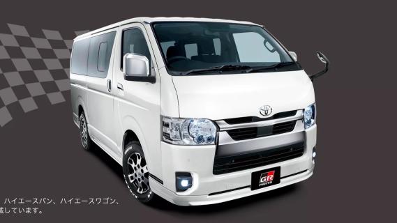 Toyota HiAce GR Sport zijkant wit rechts schuin voor