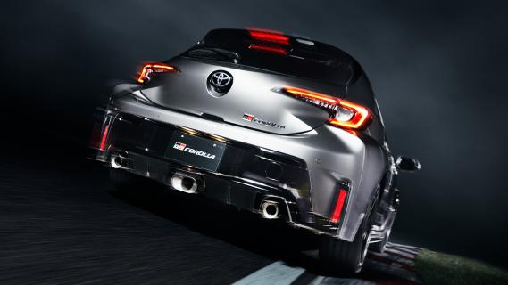 Vernieuwde Toyota GR Corolla grijs (2025) achterkant schuin rechts bocht circuit