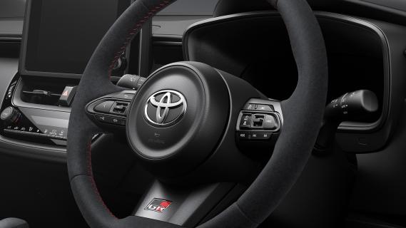 Vernieuwde Toyota GR Corolla grijs (2025) interieur stuurwiel scherm