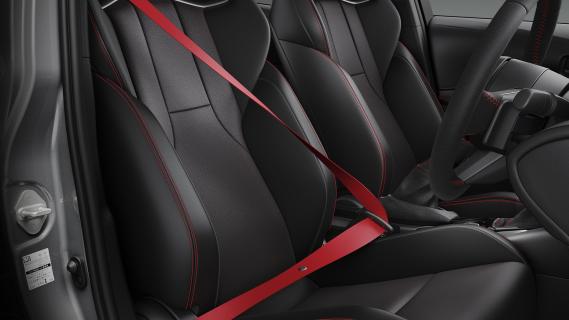 Vernieuwde Toyota GR Corolla grijs (2025) interieur kuipstoelen sportpakket