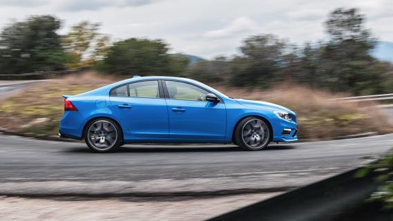 Volvo S60 Polestar blauw (2014) zijkant rechts bocht rijdend