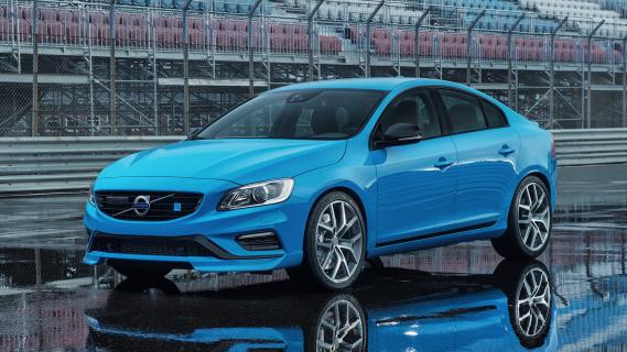 Volvo S60 Polestar blauw (2014) zijkant links voor schuin nat