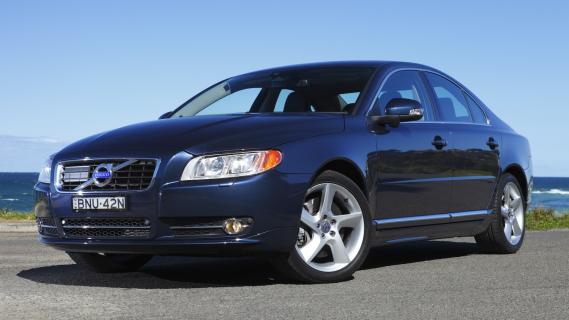 Volvo S80 V8 AWD blauw (2007) zijkant links voor schuin