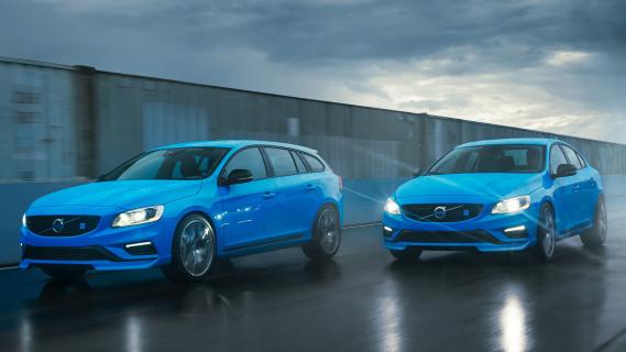 Volvo V60 & S60 Polestar (2014) zijkant schuin linksvoor rijdend nat regen lampen aan