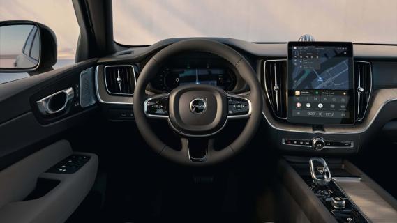 Vernieuwde Volvo XC60 grijs (2025) interieur dashboard stuur