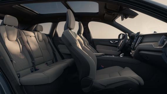 Vernieuwde Volvo XC60 grijs (2025) interieur zijkant