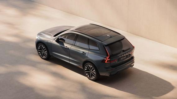 Vernieuwde Volvo XC60 grijs (2025) zijkant achter schuin links hoog