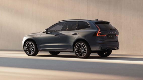 Vernieuwde Volvo XC60 grijs (2025) zijkant linksachter schuin