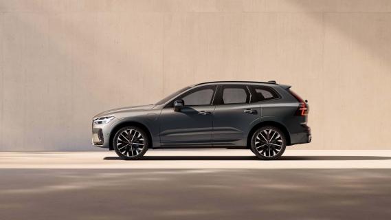 Vernieuwde Volvo XC60 grijs (2025) zijkant links