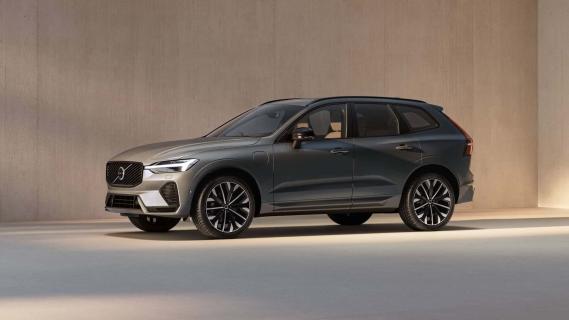 Vernieuwde Volvo XC60 grijs (2025) zijkant links voor schuin