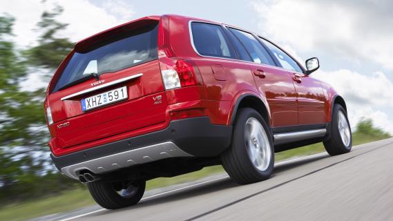 Volvo XC90 V8 Sport (2009) rood zijkant rechts schuin achter rijdend laag