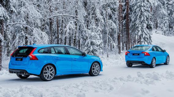 Volvo S60 V60 blauw zijkant achter schuin in de sneeuw bomen