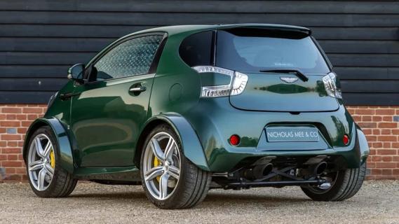 Aston Martin Cygnet V8 groen (2018) zijkant links schuin achter