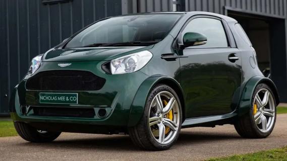 Aston Martin Cygnet V8 groen (2018) zijkant links schuin voor