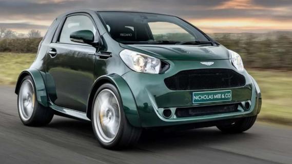 Aston Martin Cygnet V8 groen (2018) zijkant rechts schuin voor rijdend