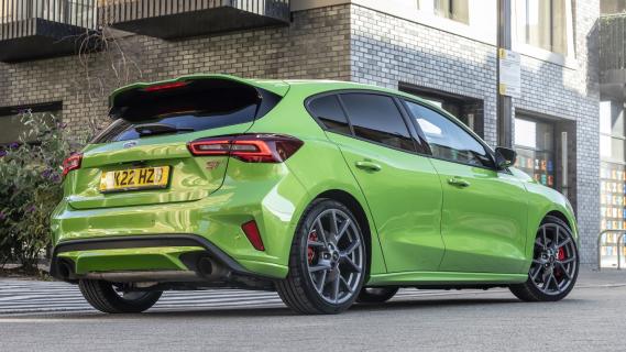 Ford Focus ST groen (2025) zijkant rechts schuin achter