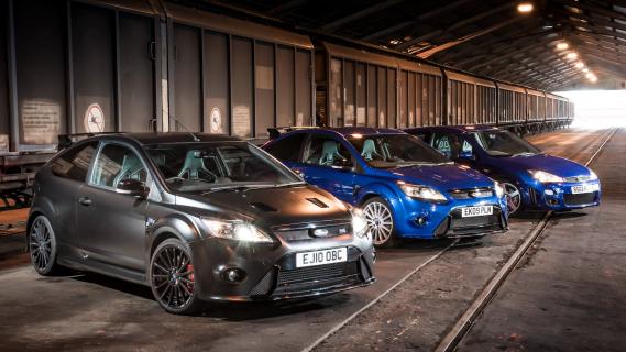 Ford Focus RS-modellen naast elkaar