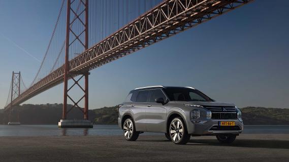 Mitsubishi Outlander PHEV in Lissabon brug