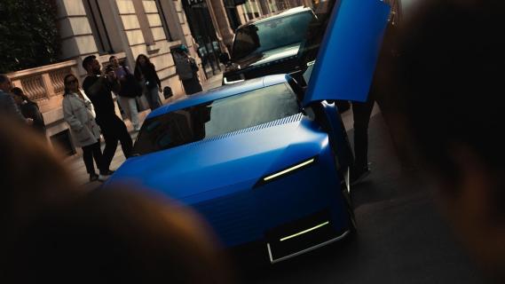 Jagur Type 00 Ultramarine Blue (2025) concept voorzijde deur open Paris Fashion Week