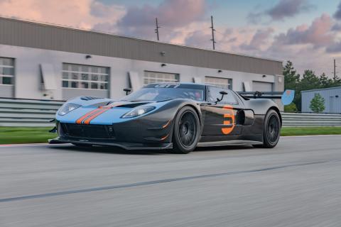 Lynx GT1 (2025) zijkant link schuin rijdend op circuit