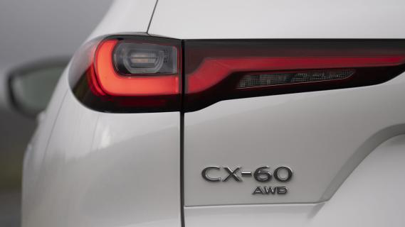 Mazda CX-60 Takumi Plus (KH) wit (2025) achterkant badge