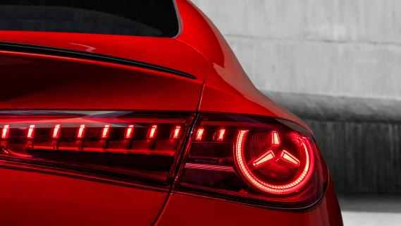 Mercedes CLA rood (2025) achterlicht detail