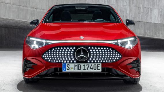 Mercedes CLA rood (2025) voorkant