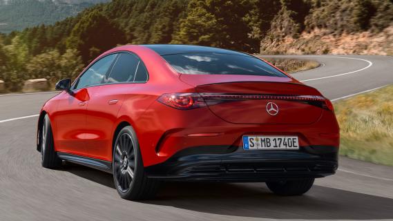 Mercedes CLA blauw (2025) zijkant links schuin rijdend